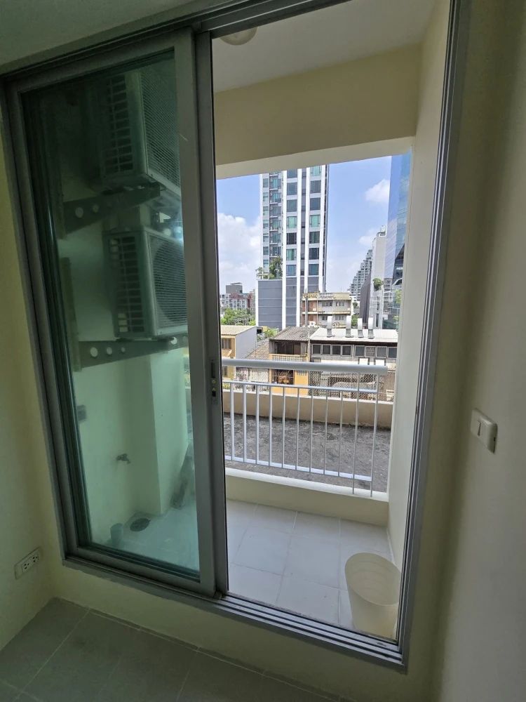 For Sale: Life @ Phahon-Ari. Features a "Single Corridor" layout (no unit directly opposite), ensuring high privacy. Offers an unobstructed northern v
