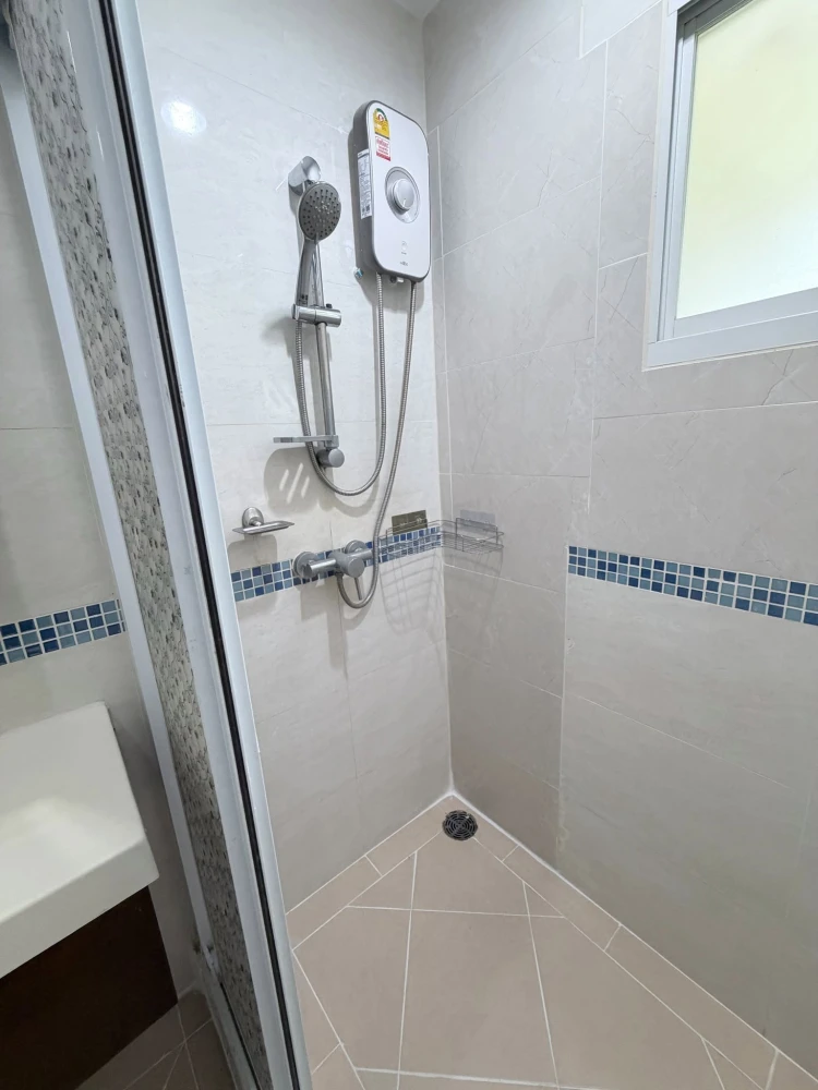 For Sale: Life @ Phahon-Ari. Features a "Single Corridor" layout (no unit directly opposite), ensuring high privacy. Offers an unobstructed northern v