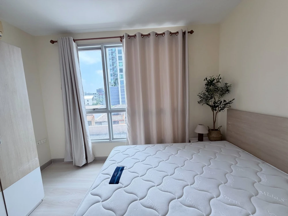 For Sale: Life @ Phahon-Ari. Features a "Single Corridor" layout (no unit directly opposite), ensuring high privacy. Offers an unobstructed northern v