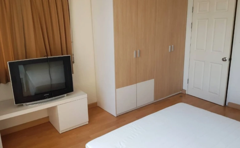Selling a fully furnished Life @ Phahon-Ari condo on the 15th floor. Book now!