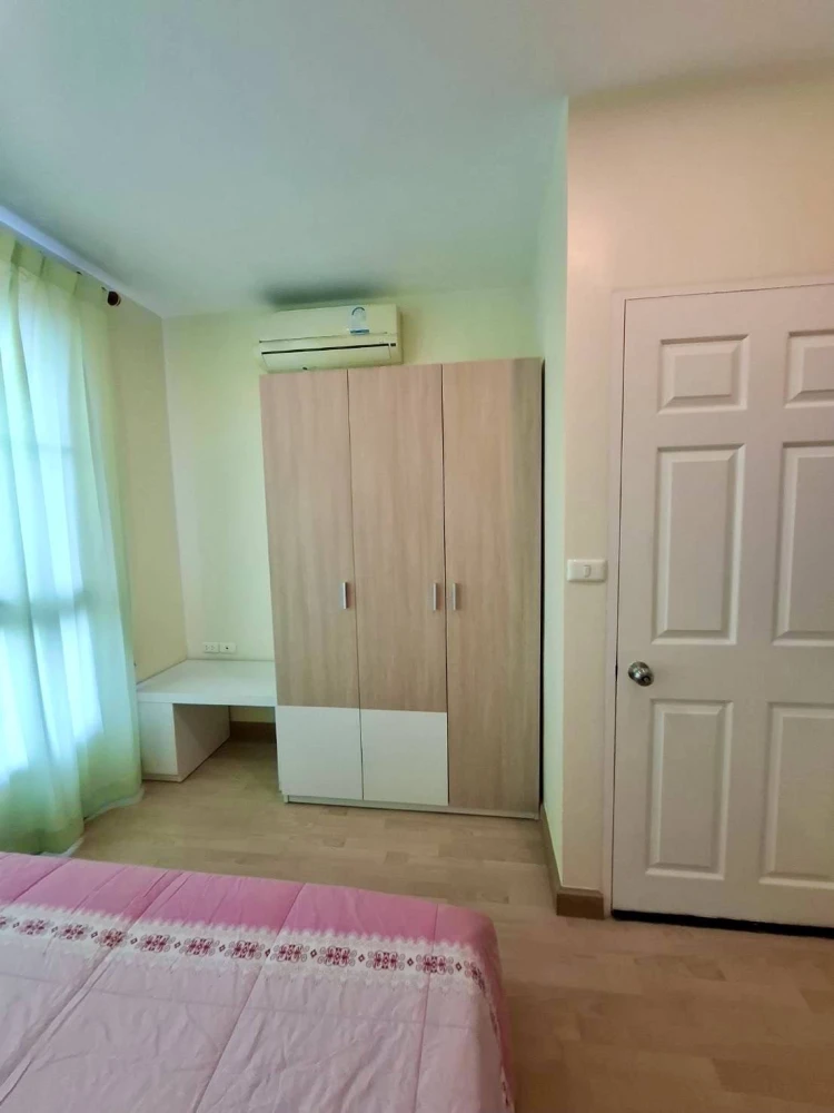 Selling Life @ Phahon-Ari condo, 8th floor. Great view, not too high, not too low. Includes plenty of furniture and appliances. Just bring your suitca