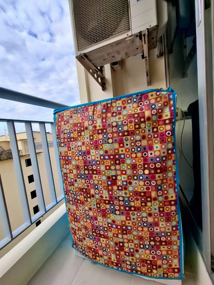 Selling Life @ Phahon-Ari condo, 8th floor. Great view, not too high, not too low. Includes plenty of furniture and appliances. Just bring your suitca