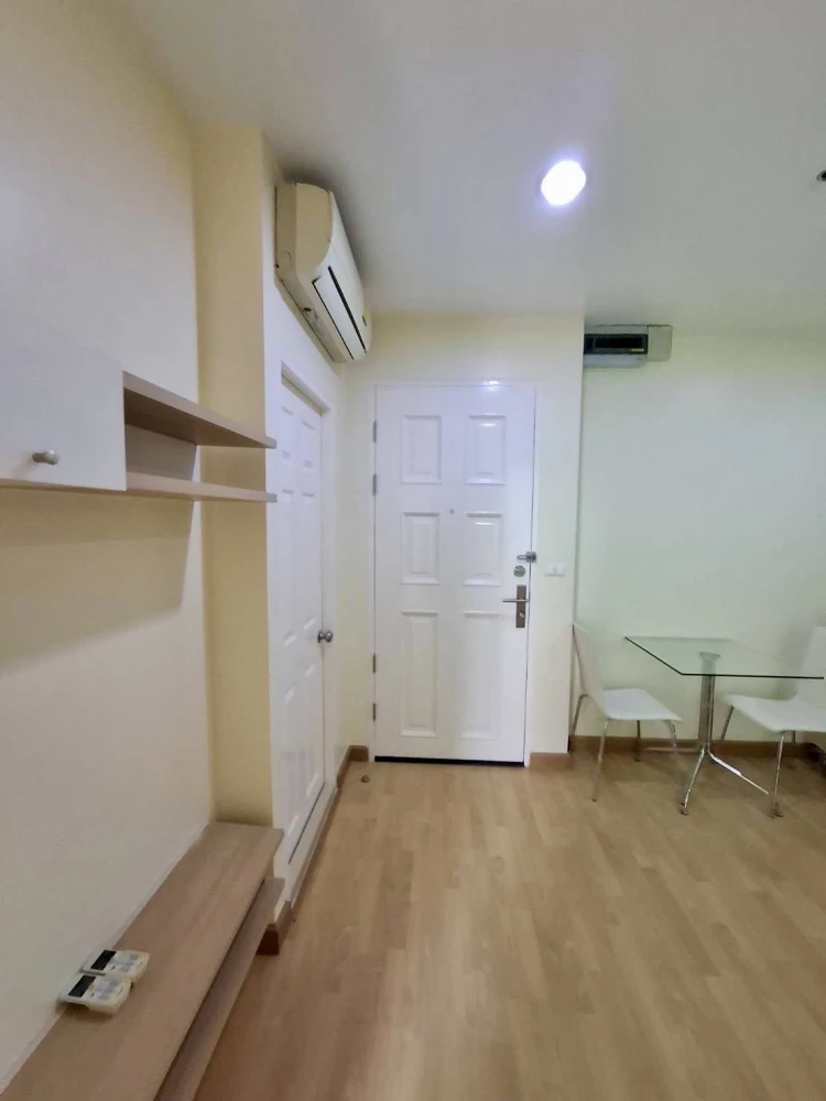 Selling Life @ Phahon-Ari condo, 8th floor. Great view, not too high, not too low. Includes plenty of furniture and appliances. Just bring your suitca