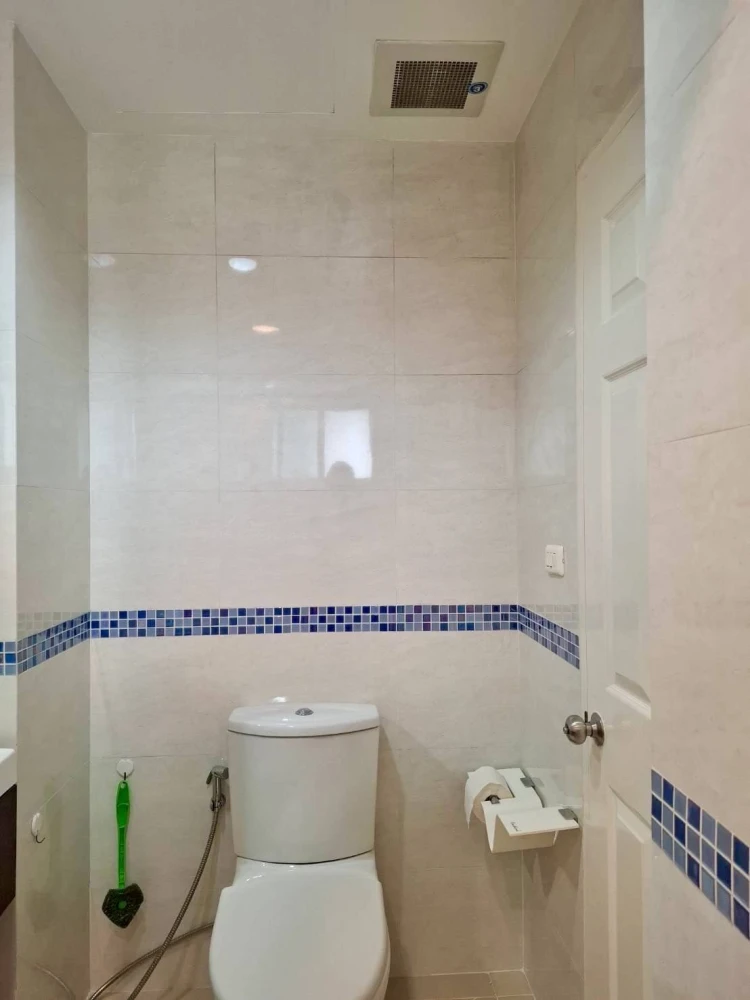 Selling Life @ Phahon-Ari condo, 8th floor. Great view, not too high, not too low. Includes plenty of furniture and appliances. Just bring your suitca