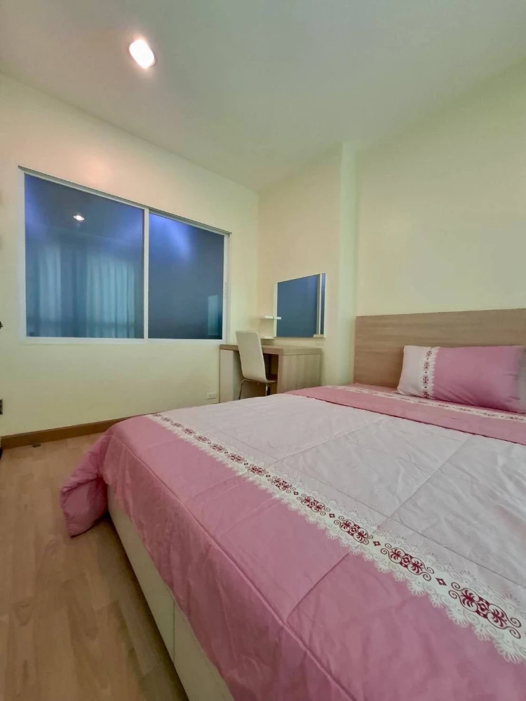 Selling Life @ Phahon-Ari condo, 8th floor. Great view, not too high, not too low. Includes plenty of furniture and appliances. Just bring your suitca