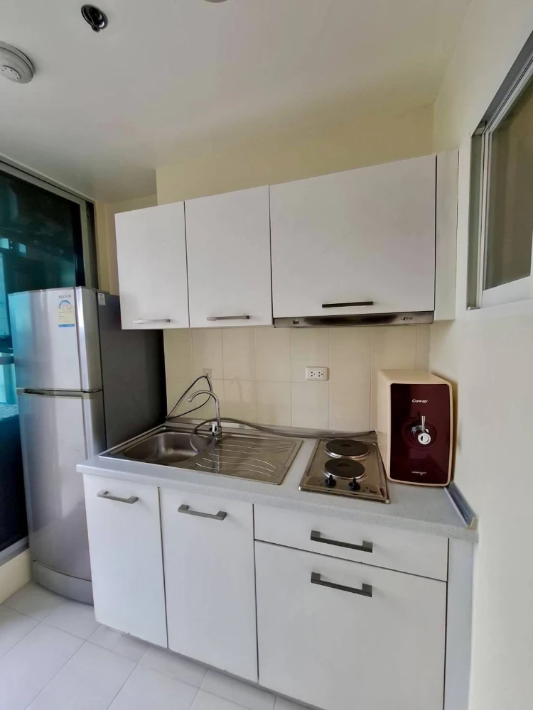 Selling Life @ Phahon-Ari condo, 8th floor. Great view, not too high, not too low. Includes plenty of furniture and appliances. Just bring your suitca