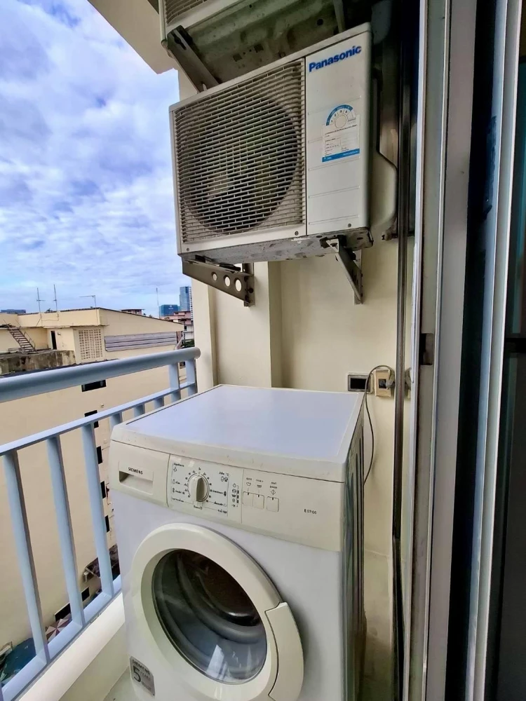 Selling Life @ Phahon-Ari condo, 8th floor. Great view, not too high, not too low. Includes plenty of furniture and appliances. Just bring your suitca