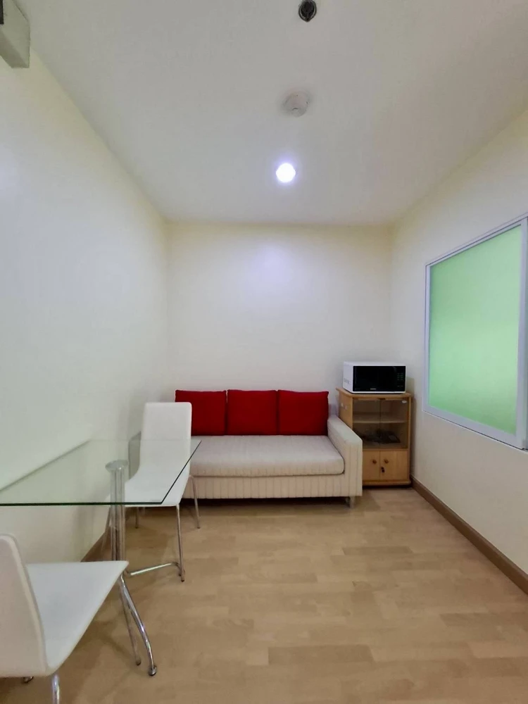 Selling Life @ Phahon-Ari condo, 8th floor. Great view, not too high, not too low. Includes plenty of furniture and appliances. Just bring your suitca