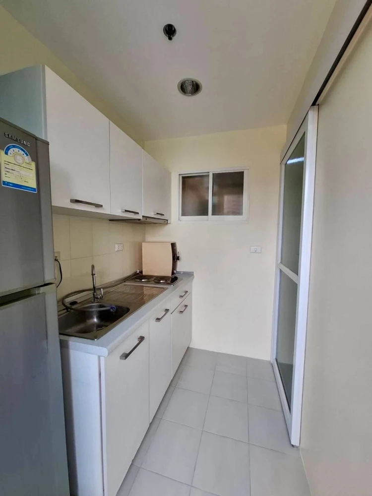 Selling Life @ Phahon-Ari condo, 8th floor. Great view, not too high, not too low. Includes plenty of furniture and appliances. Just bring your suitca