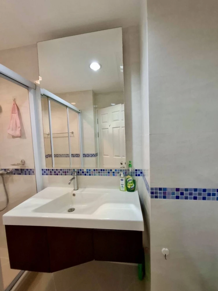 Selling Life @ Phahon-Ari condo, 8th floor. Great view, not too high, not too low. Includes plenty of furniture and appliances. Just bring your suitca