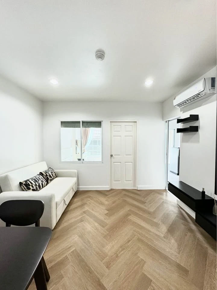 For sale: Life @ Phahon18, 1 bedroom, 1 bathroom, plenty of usable space, good location, fully furnished, don't miss out!