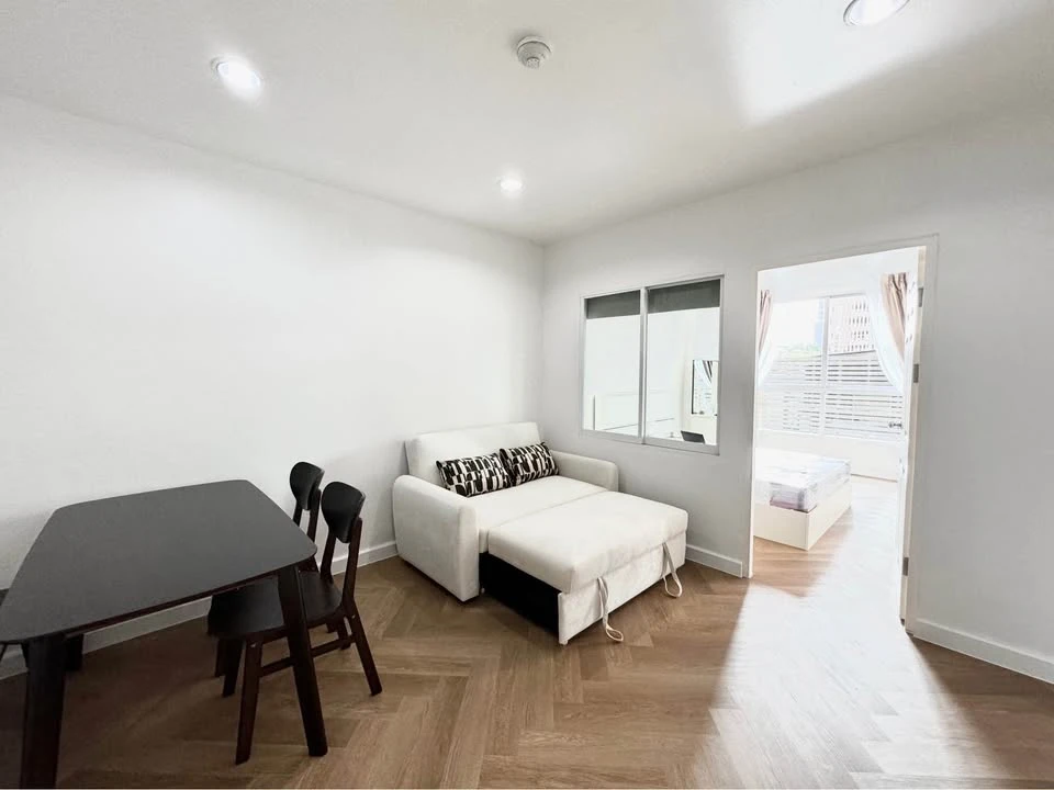 For sale: Life @ Phahon18, 1 bedroom, 1 bathroom, plenty of usable space, good location, fully furnished, don't miss out!