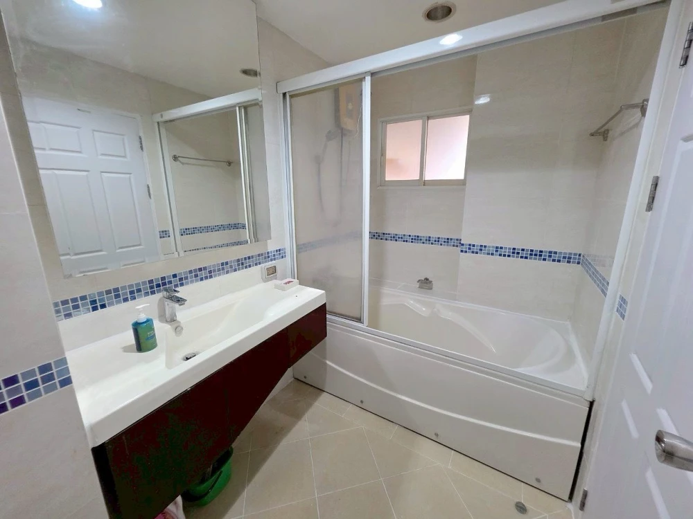 For sale: Life @ Ratchada-Huaikwang, 1 bedroom, 1 bathroom, fully furnished and equipped. Don't miss out!