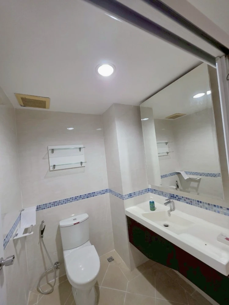 For sale: Life @ Ratchada-Huaikwang, 1 bedroom, 1 bathroom, fully furnished and equipped. Don't miss out!