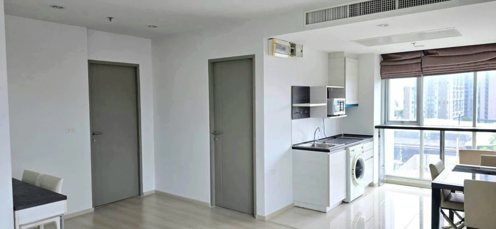 Selling Life @ Ratchada-Huaikwang, 2 bedrooms, 2 bathrooms, spacious living area, great location, and complete amenities. Book now!