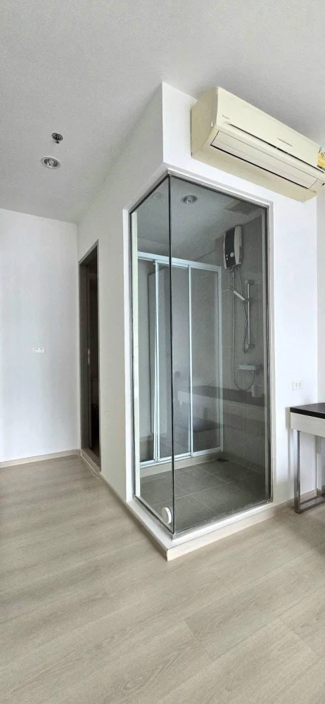 Selling Life @ Ratchada-Huaikwang, 2 bedrooms, 2 bathrooms, spacious living area, great location, and complete amenities. Book now!