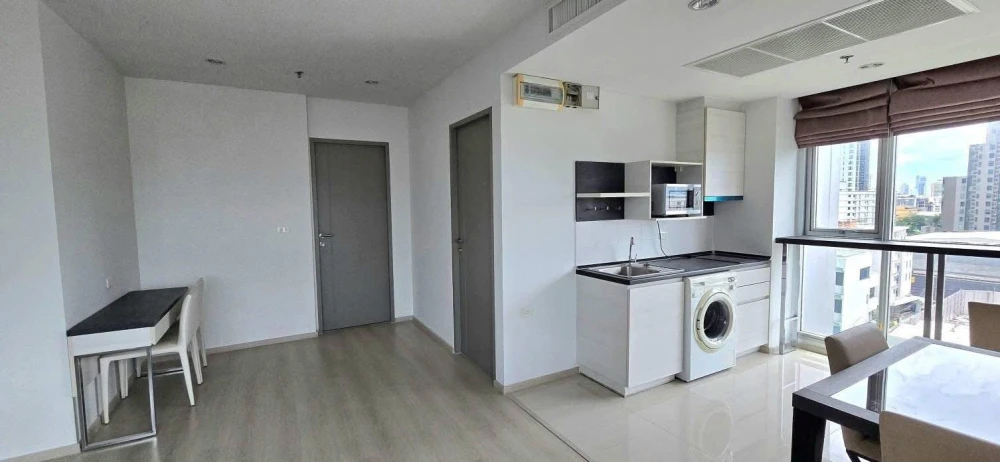 Selling Life @ Ratchada-Huaikwang, 2 bedrooms, 2 bathrooms, spacious living area, great location, and complete amenities. Book now!