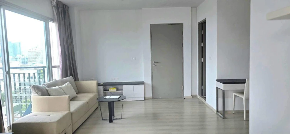 Selling Life @ Ratchada-Huaikwang, 2 bedrooms, 2 bathrooms, spacious living area, great location, and complete amenities. Book now!