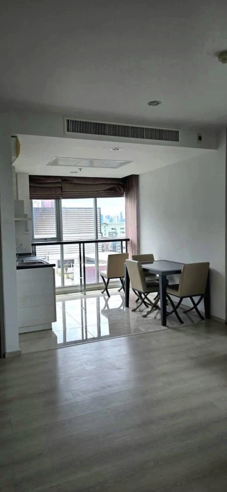 Selling Life @ Ratchada-Huaikwang, 2 bedrooms, 2 bathrooms, spacious living area, great location, and complete amenities. Book now!