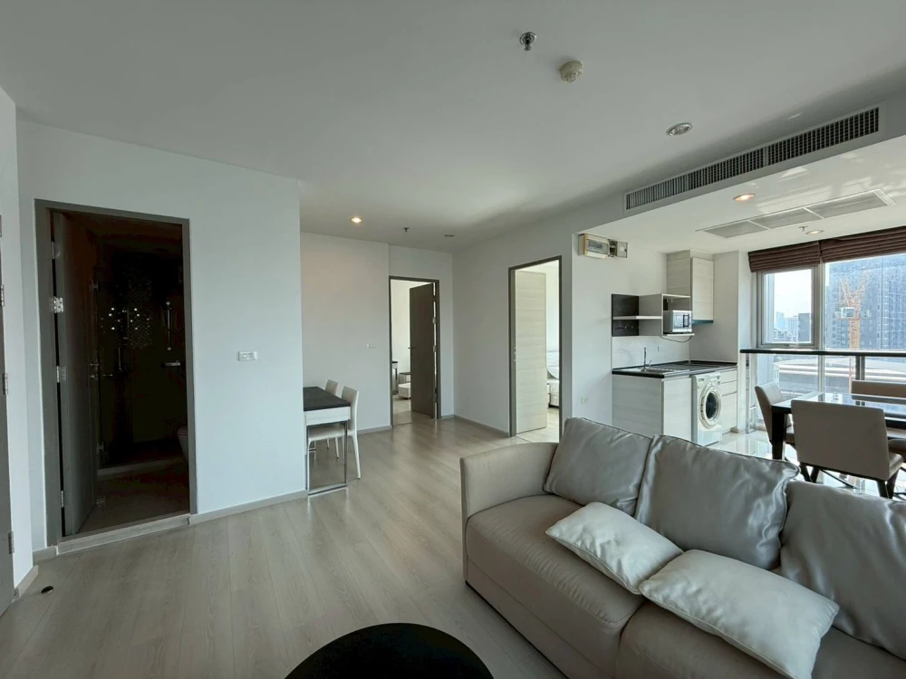 Selling Life @ Ratchada-Huaikwang, 2 bedrooms, spacious living area, great location, convenient transportation. Book now!