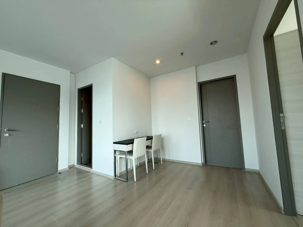Selling Life @ Ratchada-Huaikwang, 2 bedrooms, spacious living area, great location, convenient transportation. Book now!