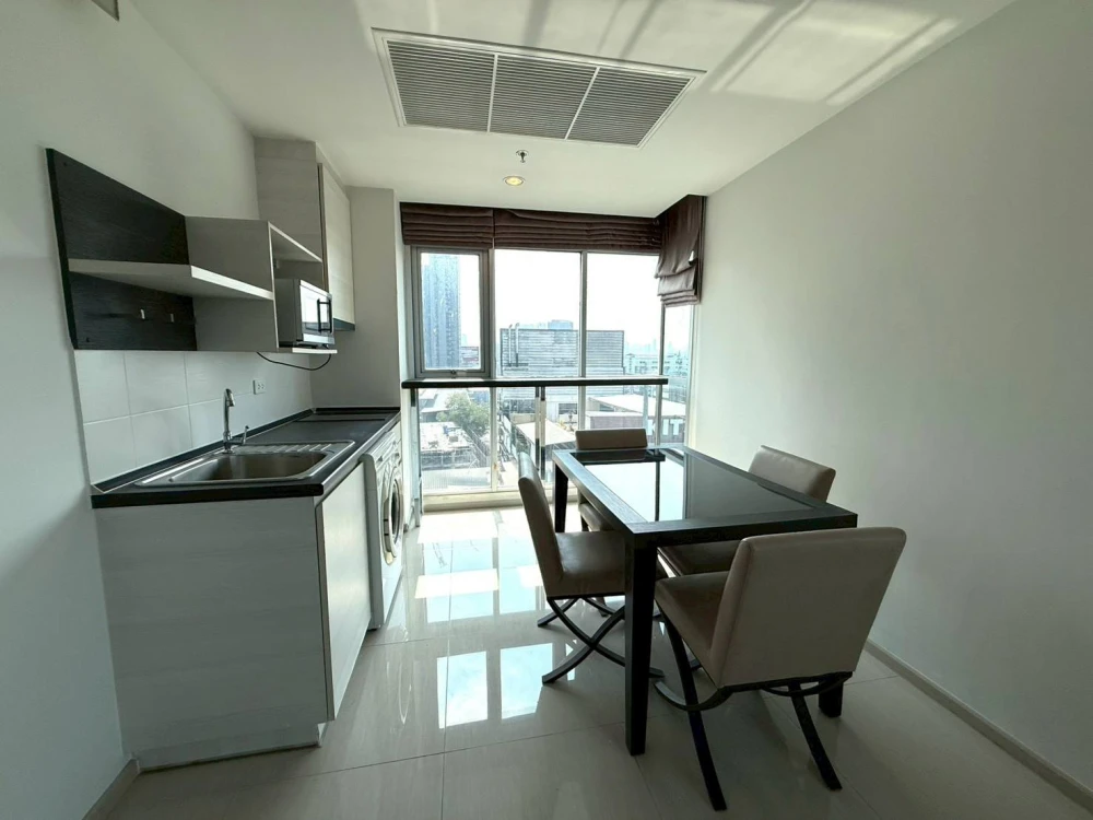 Selling Life @ Ratchada-Huaikwang, 2 bedrooms, spacious living area, great location, convenient transportation. Book now!