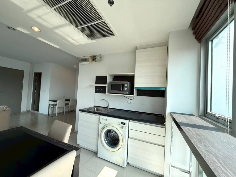 Selling Life @ Ratchada-Huaikwang, 2 bedrooms, spacious living area, great location, convenient transportation. Book now!
