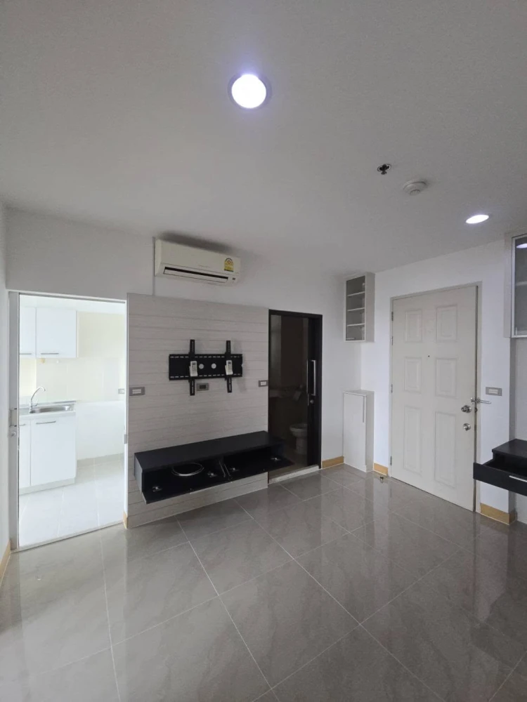 Selling Life @ Ratchada (Ladprao 36) 1-bedroom unit, 4th floor. Spacious living area, great location. Don't miss out!