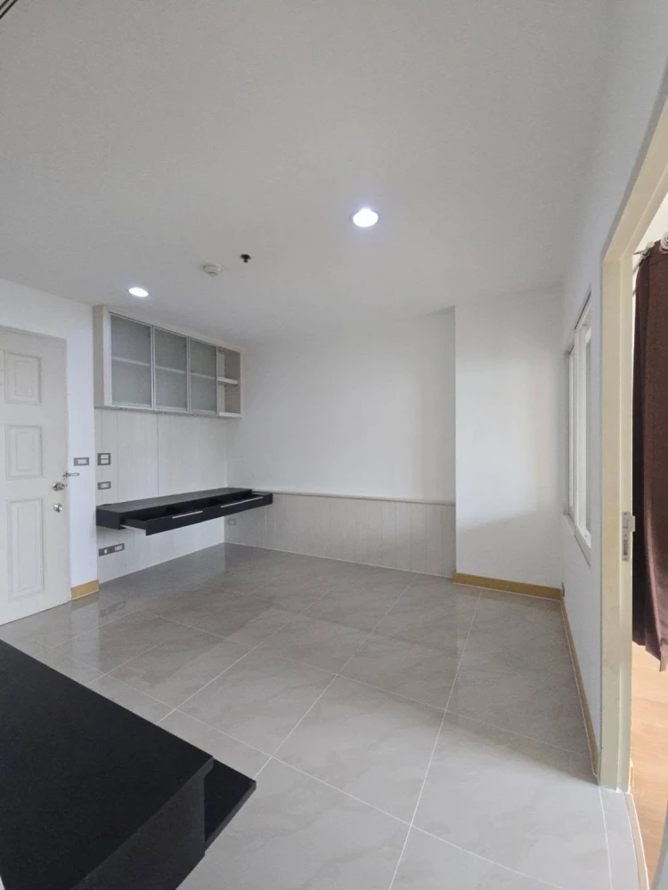 Selling Life @ Ratchada (Ladprao 36) 1-bedroom unit, 4th floor. Spacious living area, great location. Don't miss out!