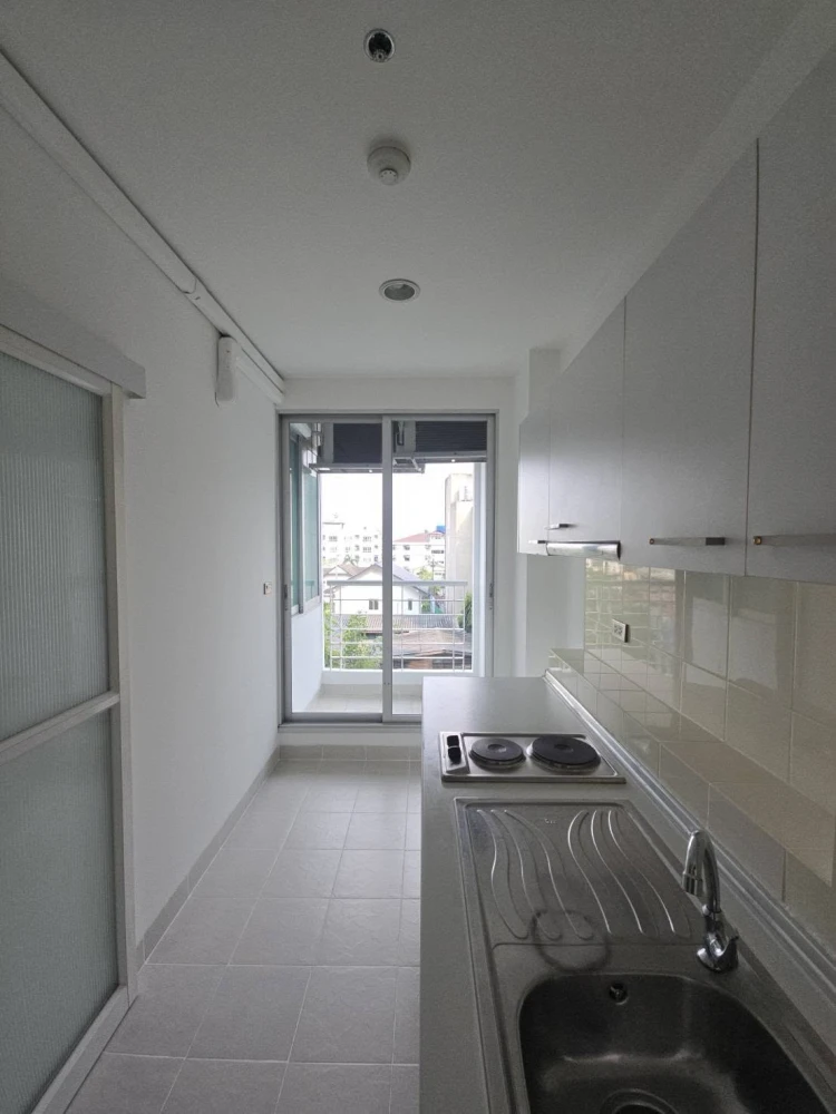 Selling Life @ Ratchada (Ladprao 36) 1-bedroom unit, 4th floor. Spacious living area, great location. Don't miss out!