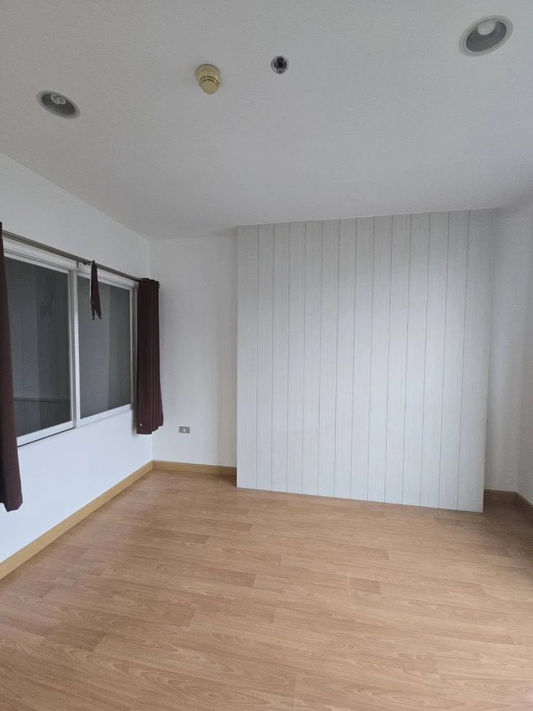 Selling Life @ Ratchada (Ladprao 36) 1-bedroom unit, 4th floor. Spacious living area, great location. Don't miss out!