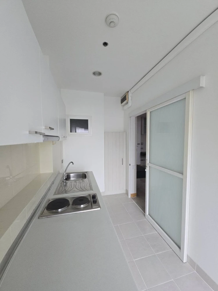 Selling Life @ Ratchada (Ladprao 36) 1-bedroom unit, 4th floor. Spacious living area, great location. Don't miss out!