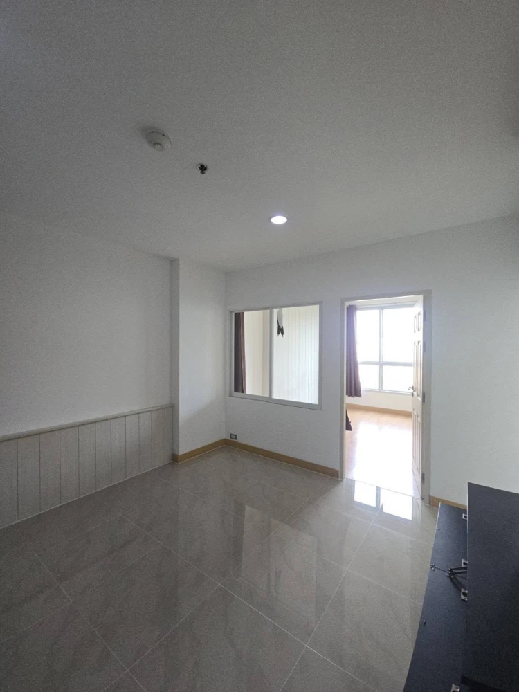 Selling Life @ Ratchada (Ladprao 36) 1-bedroom unit, 4th floor. Spacious living area, great location. Don't miss out!
