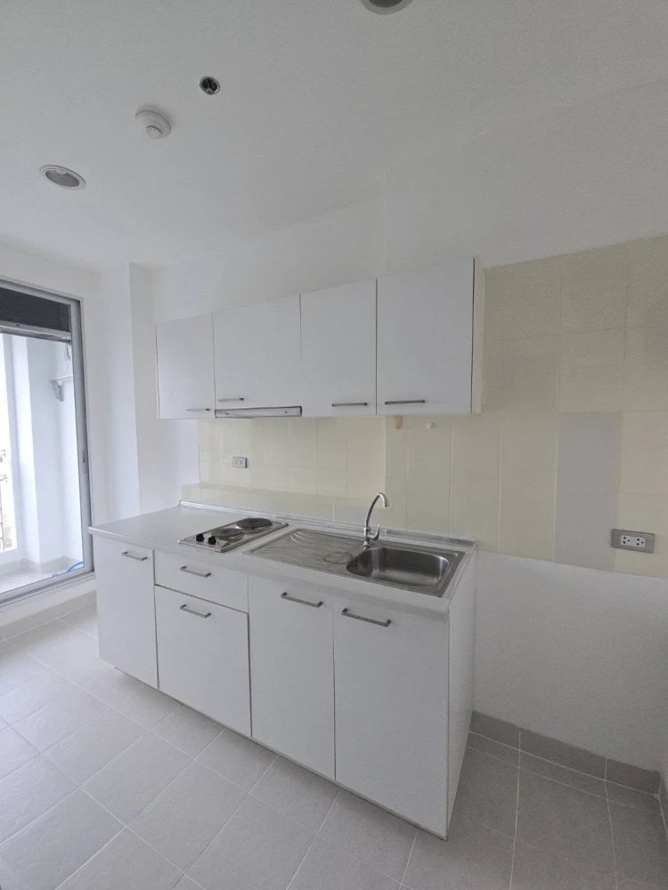 Selling Life @ Ratchada (Ladprao 36) 1-bedroom unit, 4th floor. Spacious living area, great location. Don't miss out!