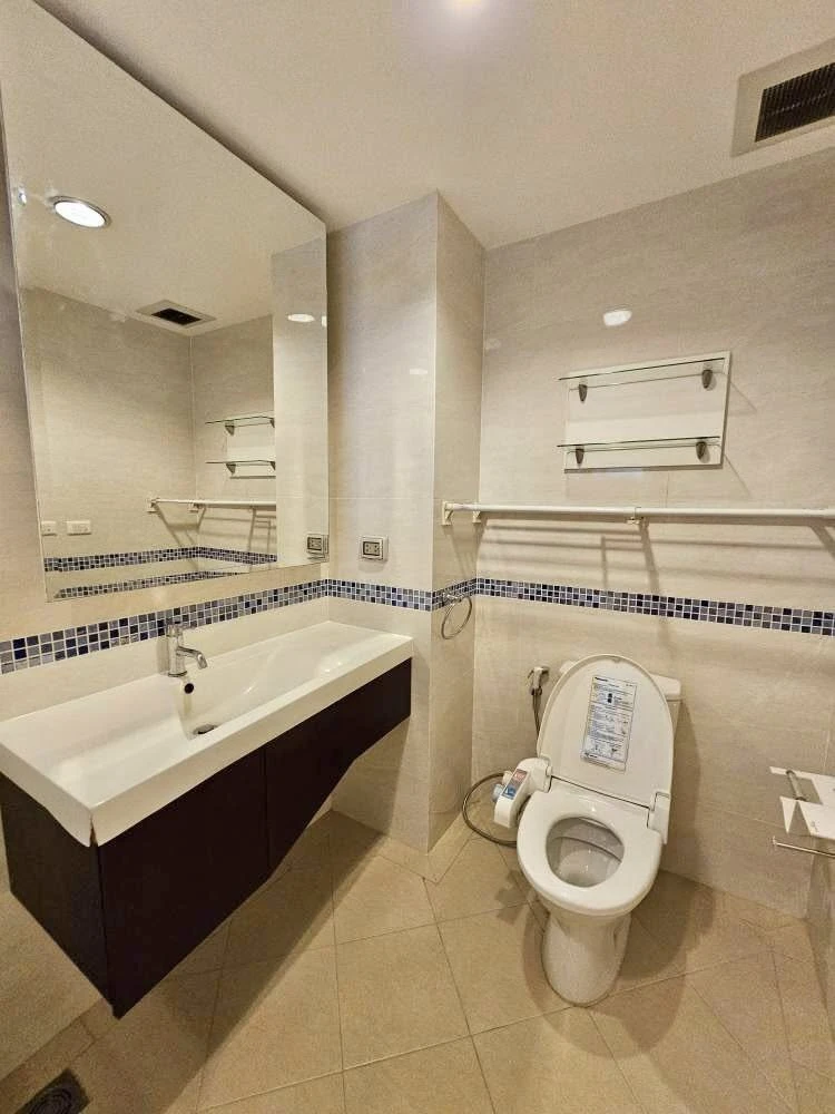 For sale: Life @ Sukhumvit 65, spacious room, lots of usable space, fully furnished and equipped with appliances. Reserve now!