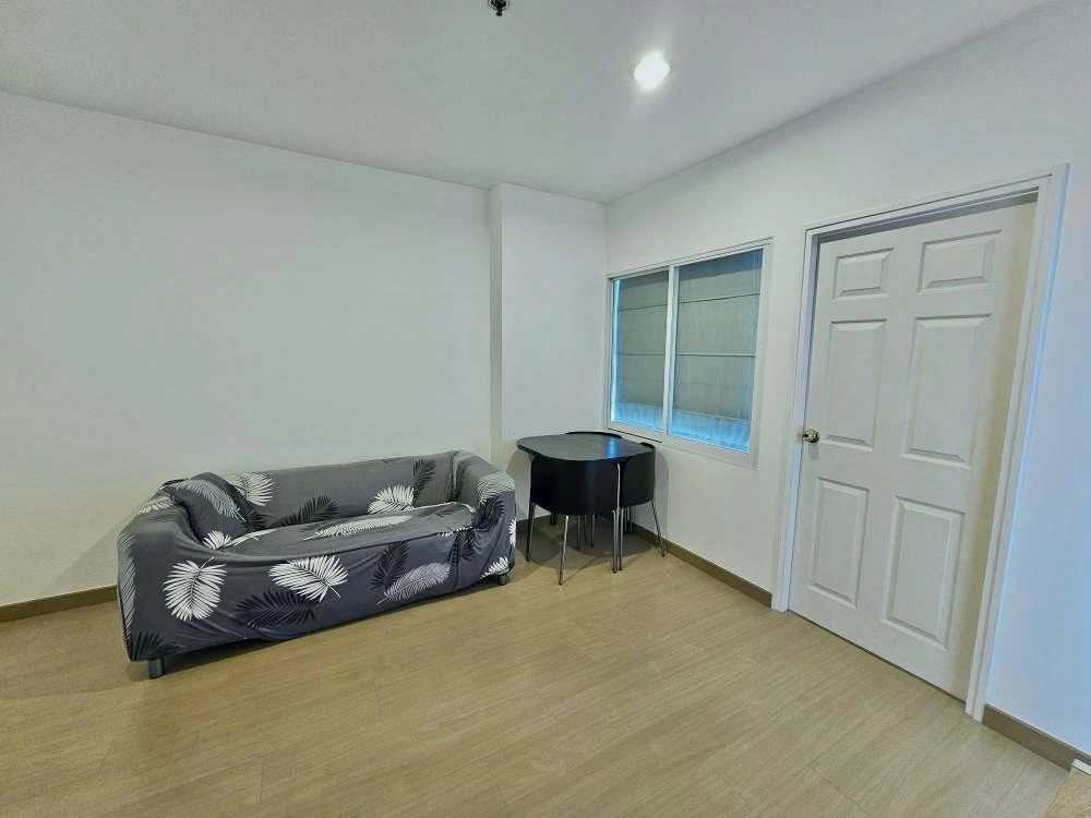 For sale: Life @ Sukhumvit 65, spacious room, lots of usable space, fully furnished and equipped with appliances. Reserve now!