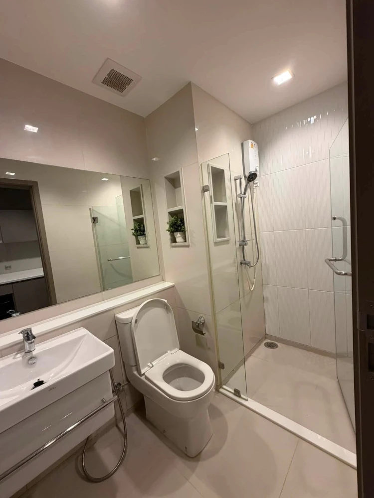Life Asoke-Rama 9 condo for sale, 18th floor, great view, fully furnished, ready to move in. Book now!