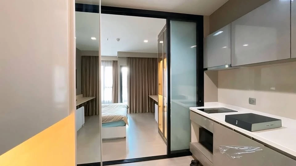 Life Asoke-Rama 9 condo for sale/rent. High floor, corner unit, good ventilation, unobstructed city view. Beautiful room, great price. Book now!