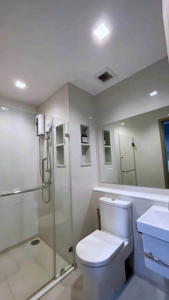 Life Asoke-Rama 9 condo for sale/rent. High floor, corner unit, good ventilation, unobstructed city view. Beautiful room, great price. Book now!