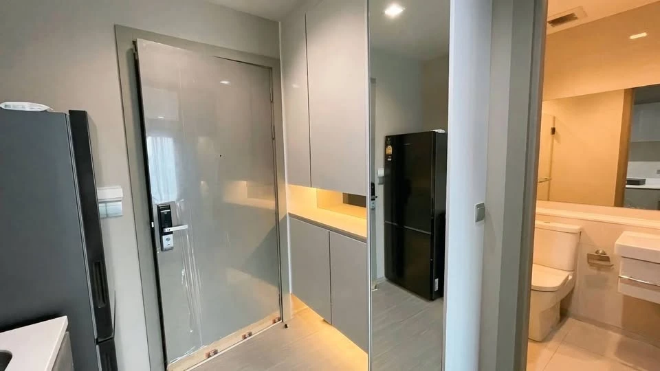 Life Asoke-Rama 9 condo for sale/rent. High floor, corner unit, good ventilation, unobstructed city view. Beautiful room, great price. Book now!
