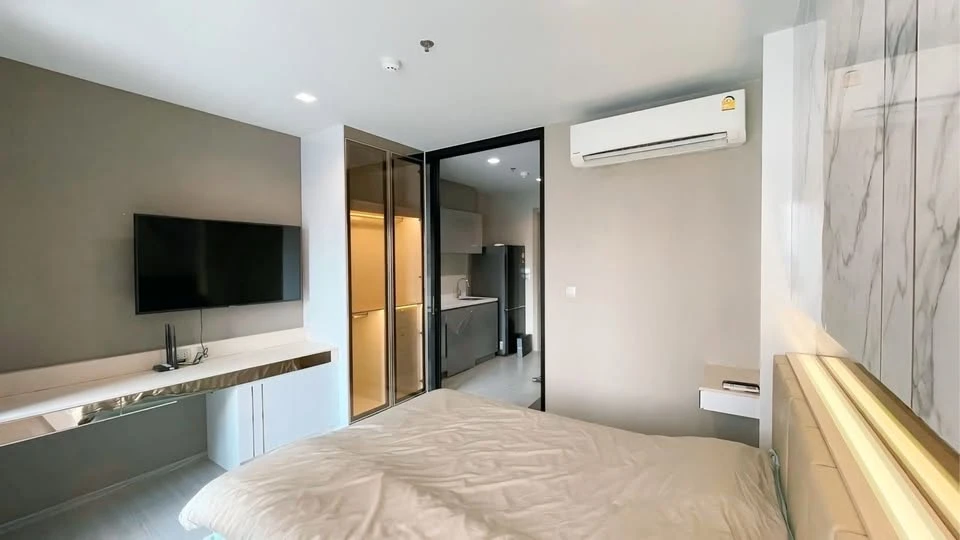 Life Asoke-Rama 9 condo for sale/rent. High floor, corner unit, good ventilation, unobstructed city view. Beautiful room, great price. Book now!