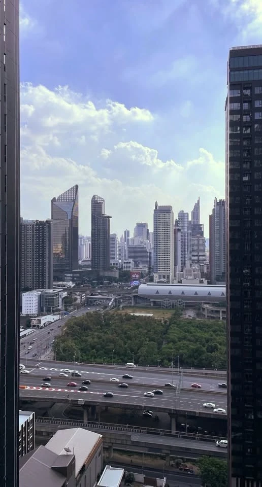Life Asoke-Rama 9 condo for sale/rent. High floor, corner unit, good ventilation, unobstructed city view. Beautiful room, great price. Book now!