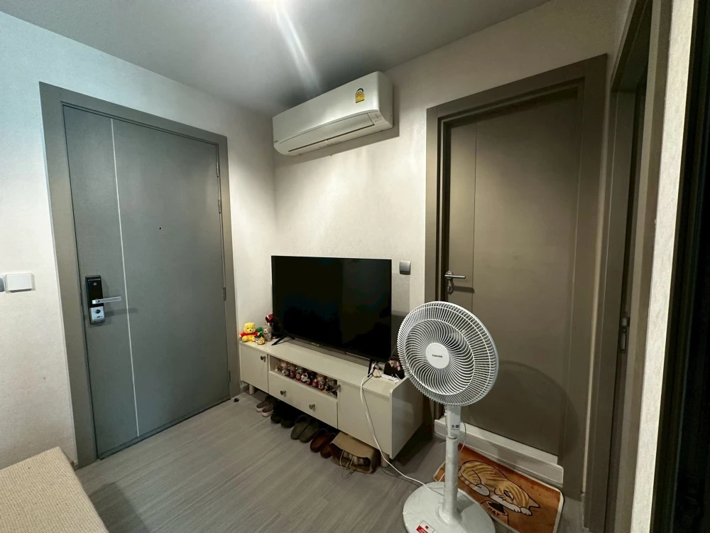 Selling Life Asoke-Rama 9 condo, high floor, city view, good ventilation, not hot, fully furnished, built-in bedroom, ready to move in.