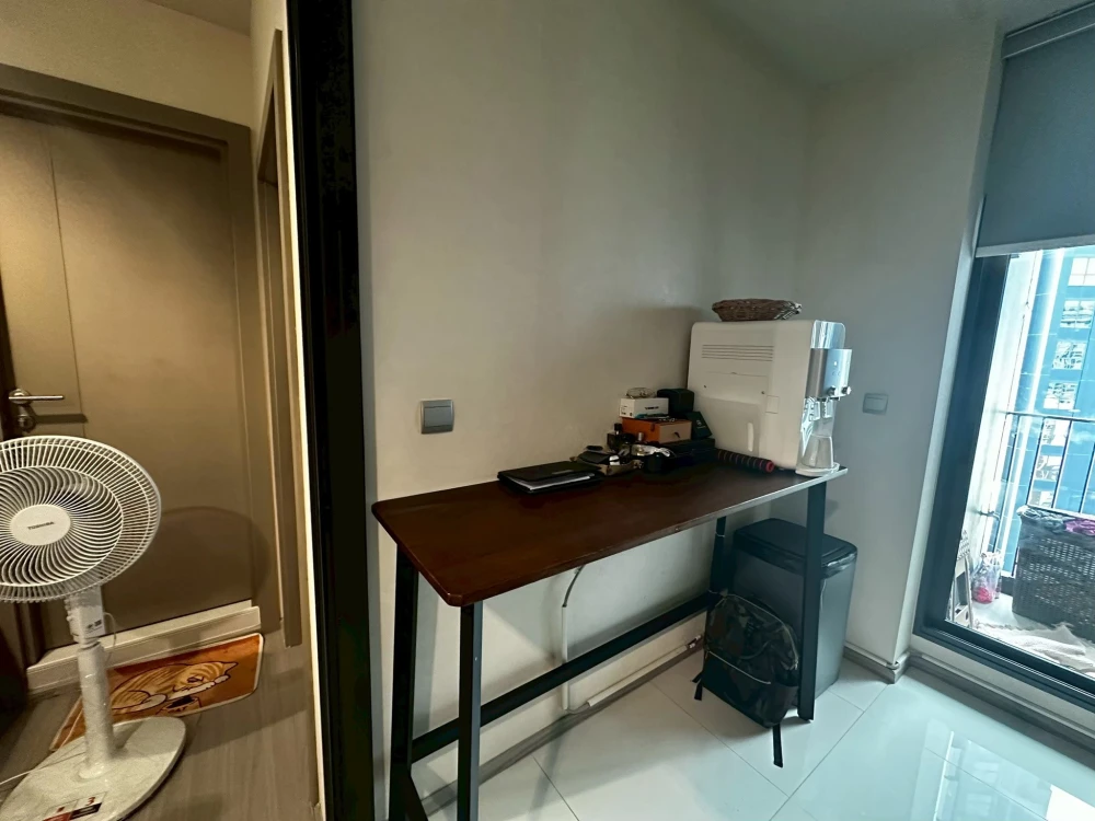 Selling Life Asoke-Rama 9 condo, high floor, city view, good ventilation, not hot, fully furnished, built-in bedroom, ready to move in.