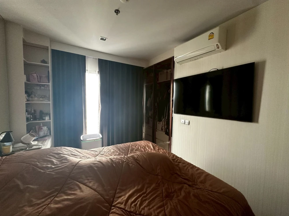 Selling Life Asoke-Rama 9 condo, high floor, city view, good ventilation, not hot, fully furnished, built-in bedroom, ready to move in.
