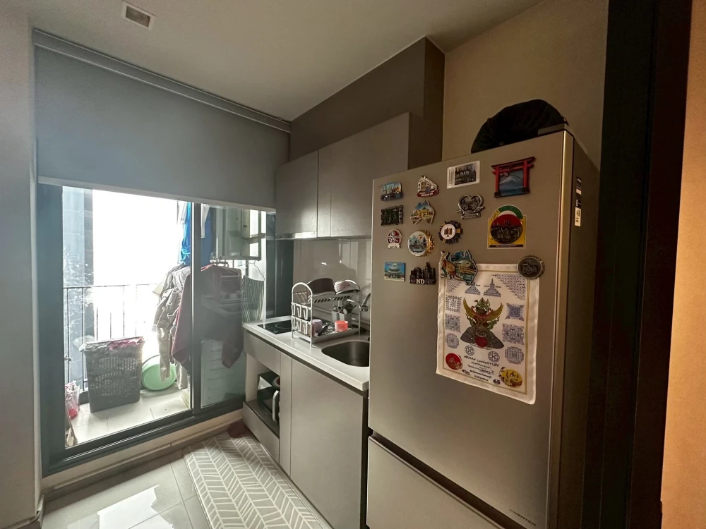 Selling Life Asoke-Rama 9 condo, high floor, city view, good ventilation, not hot, fully furnished, built-in bedroom, ready to move in.