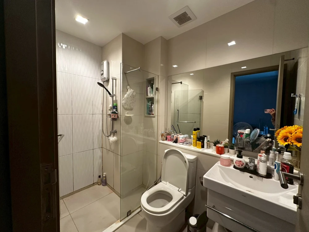 Selling Life Asoke-Rama 9 condo, high floor, city view, good ventilation, not hot, fully furnished, built-in bedroom, ready to move in.