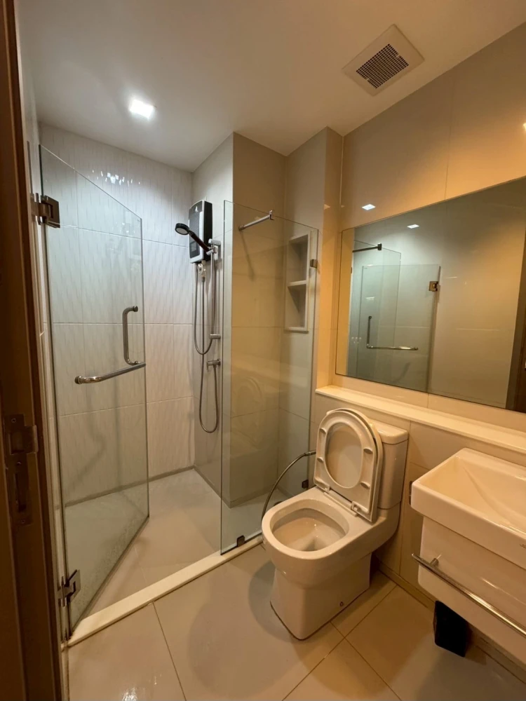 Life Asoke Rama 9 condo for sale. Ready to move in, fully furnished, high floor. Book now!