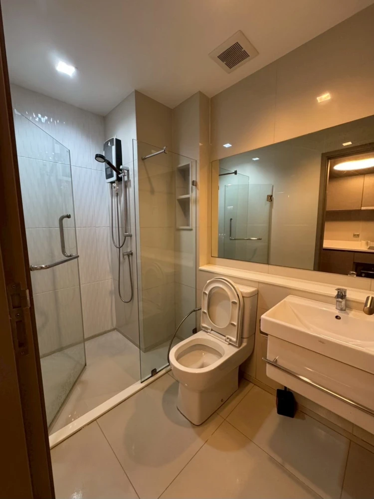 Life Asoke Rama 9 condo for sale. Ready to move in, fully furnished, high floor. Book now!
