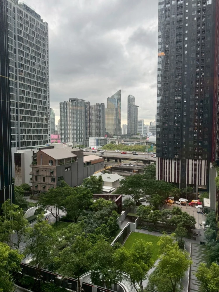 Life Asoke Rama 9 condo for sale. Ready to move in, fully furnished, high floor. Book now!